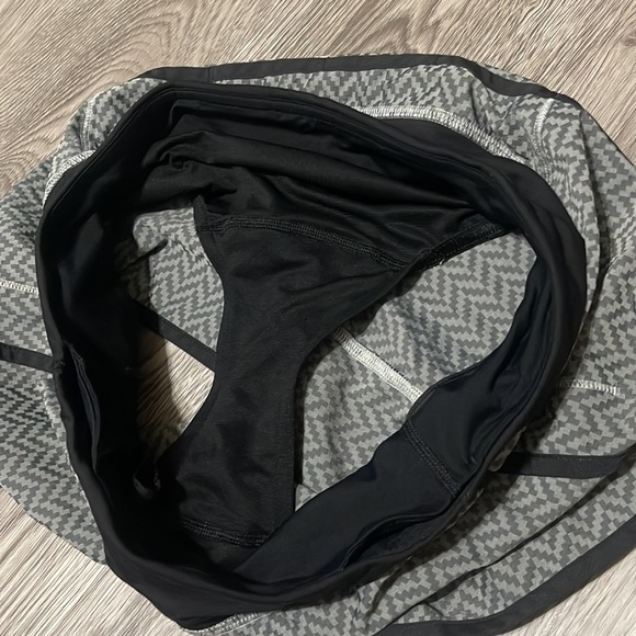 Womens Lululemon Run Times Grey Chevron Zigzag Print Shorts Size 6 - Picture 6 of 6